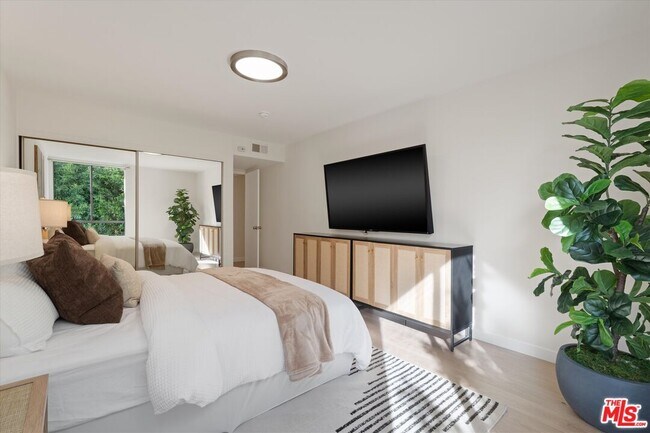 Building Photo - 429 N Oakhurst Dr