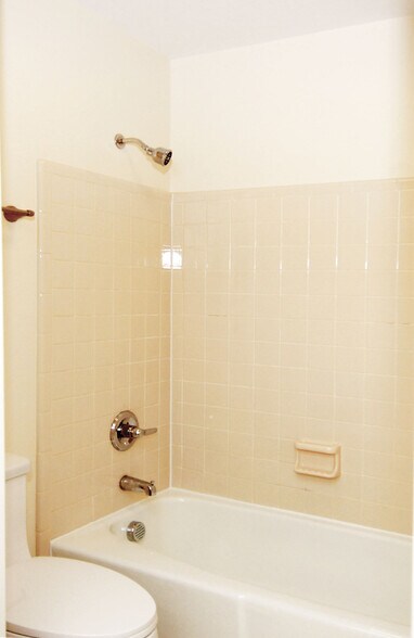 Building Photo - 1651 Village Glenn Dr