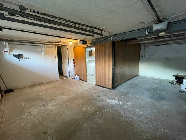 Building Photo - 493 Rainier Dr