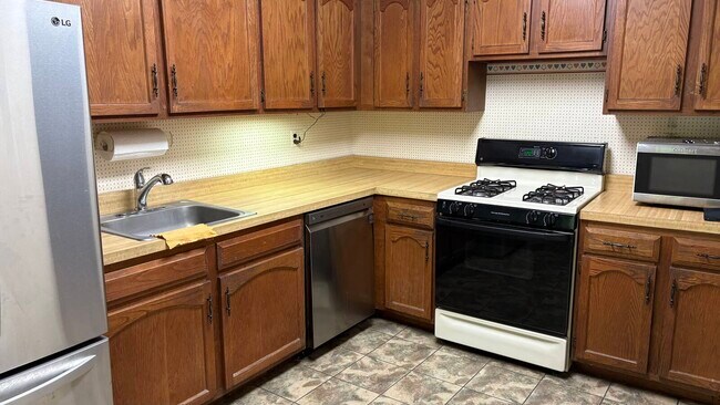 Primary Photo - 220-75-220-67 67th Ave