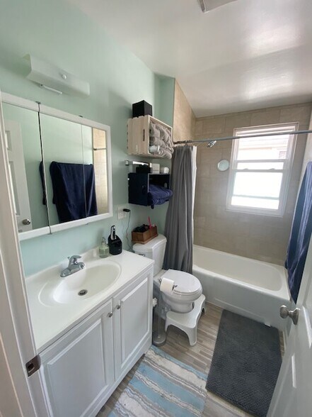 Building Photo - 5546 N Marmora Ave