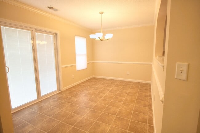 Building Photo - Spacious, Beautiful 3 BR, 2.5 bath with fenced in yard!