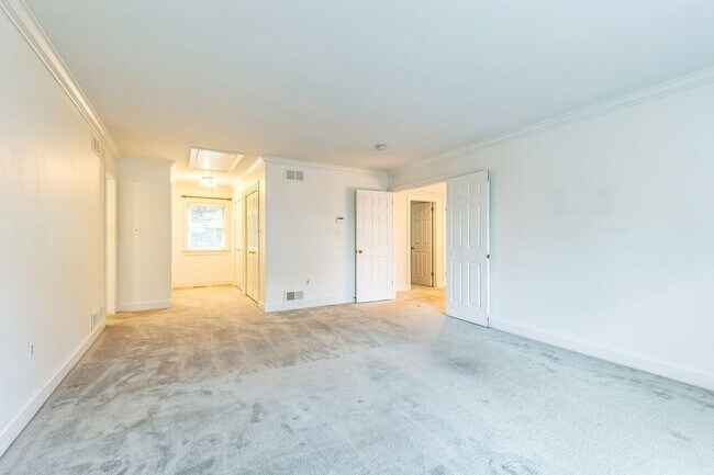 Building Photo - Spacious 5BR House in Pottstown