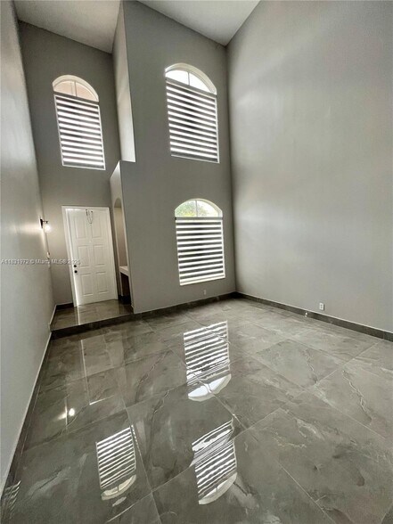Building Photo - 3810 SW 51st St
