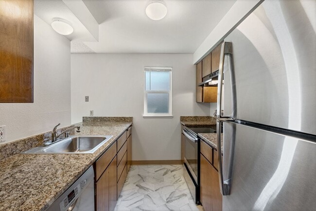 Building Photo - 6125 N Addison St