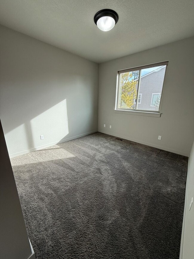 Building Photo - Immaculate 3-Bedroom Home with Open Layout in Crescent Creek