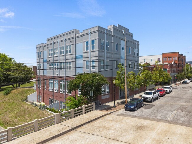 Building Photo - 619 N 4th St