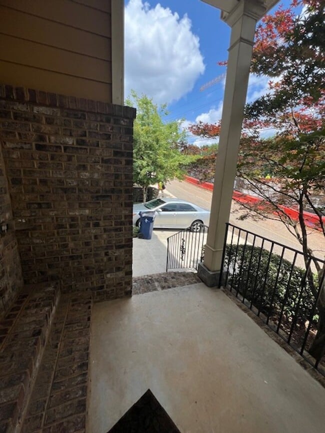 Building Photo - 2 bed 2.5 Condo- Great Location!
