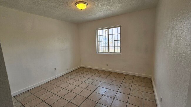Building Photo - Coming Soon 3 Bd 1 Ba Home in East Bakersf...