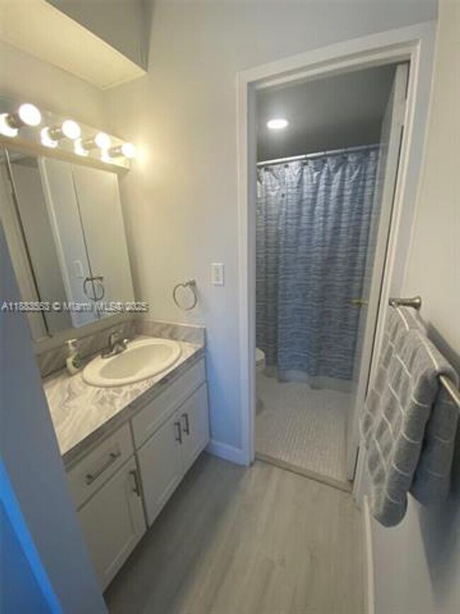 Building Photo - 2899 Collins Ave