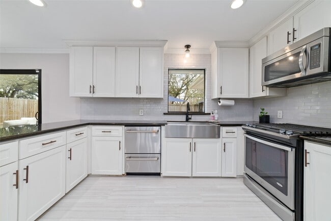 Building Photo - 10607 Chimney Rock Rd