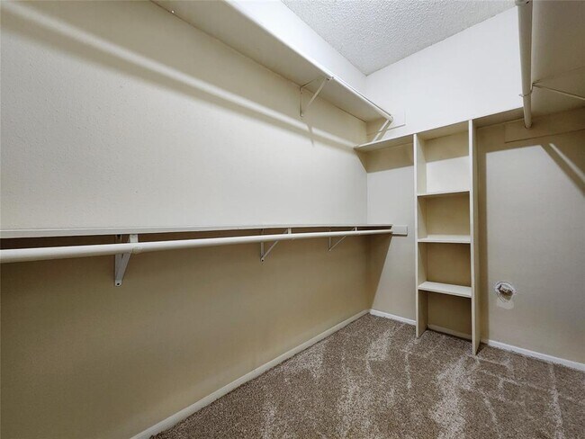 Building Photo - 17417 Red Oak Dr