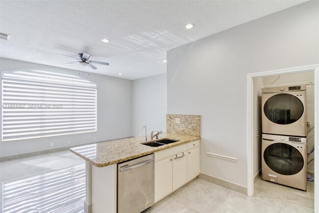 Building Photo - 3810 SW 51st St