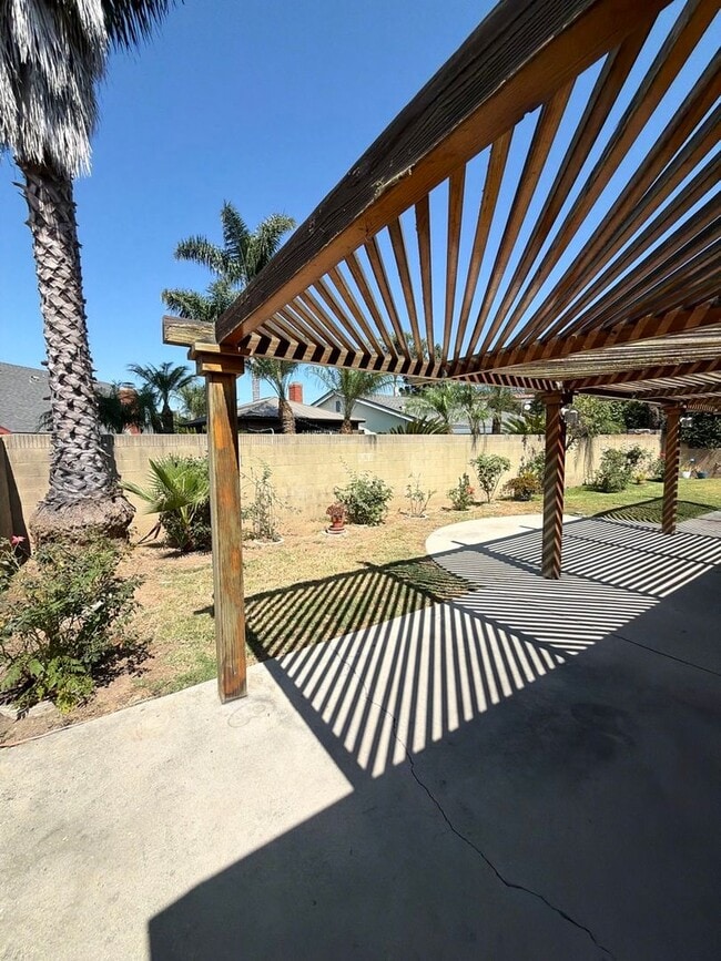 Building Photo - Beautiful 3 Bedroom Home in Avocado Heights