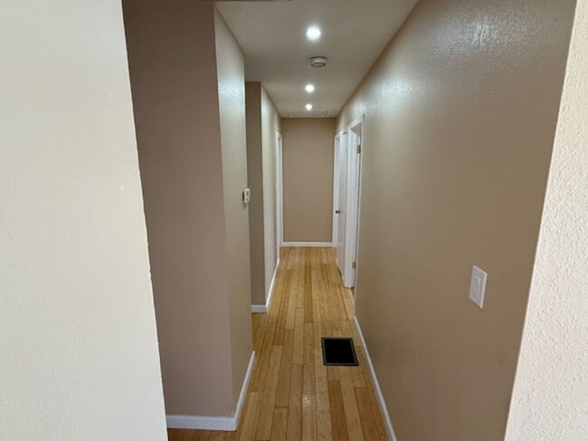 Building Photo - Spacious 3-bedroom home in Quiet El Sobran...