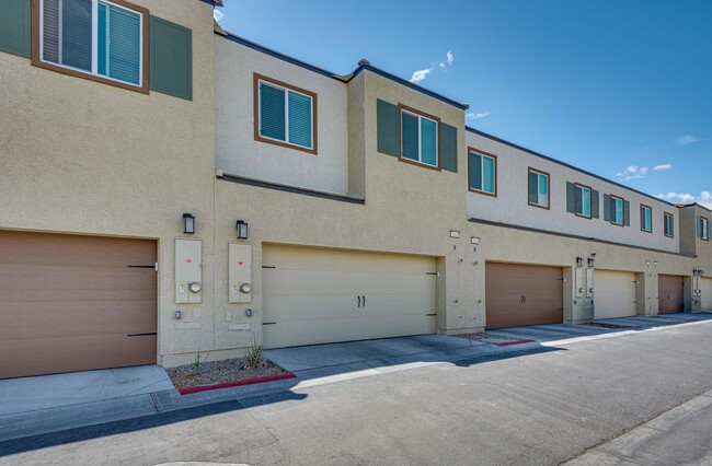 Building Photo - Modern 3-Bedroom Townhome in Gated Community