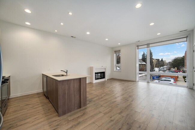 Building Photo - 4119 N Narragansett Ave