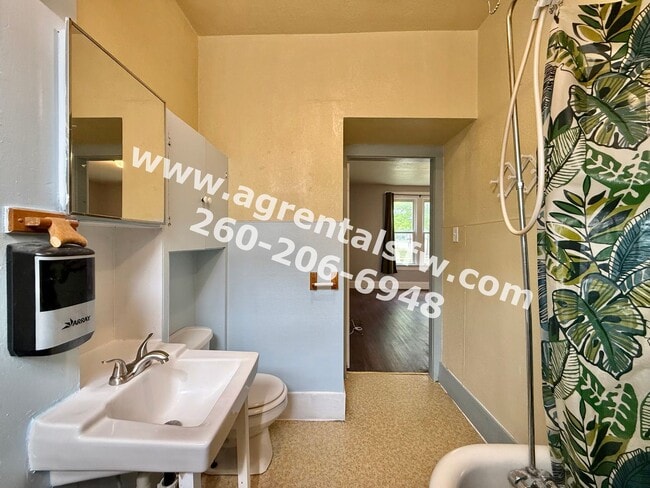 Building Photo - 3 Bedroom House