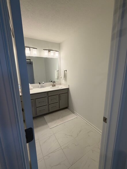Building Photo - 3357 Abberley Dr