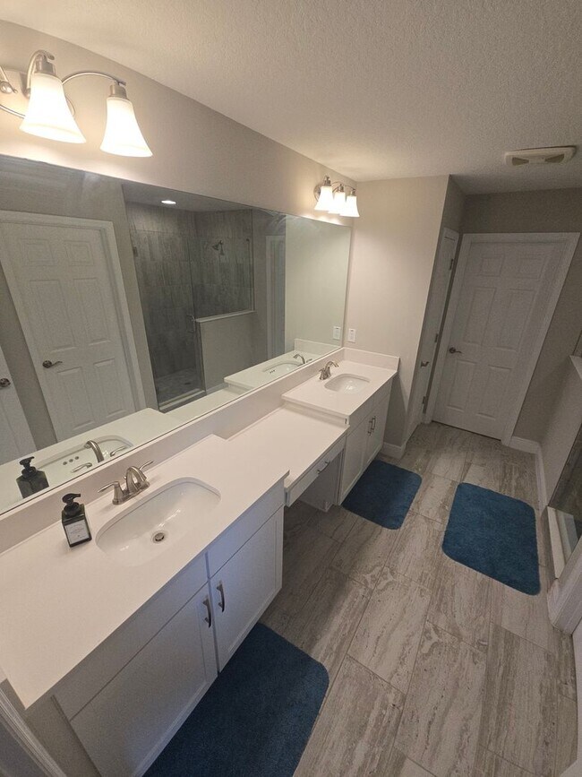Building Photo - Gorgeous 5-Bedroom, 3-Bathroom in Riverview