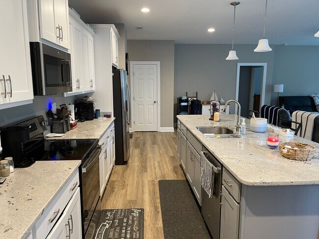 Building Photo - Avaliable October 1st 2025 Unfurnished 3 B...