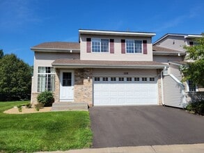 Building Photo - Spacious End Unit Townhouse