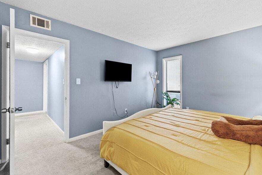 Building Photo - 8740 Roswell Rd