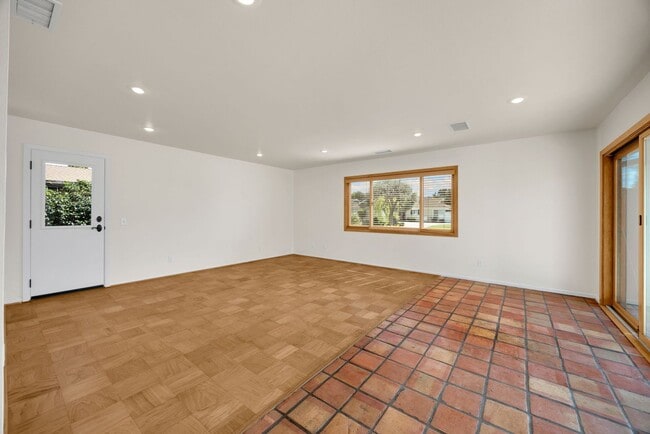 Building Photo - Adorable 3 Bed / 2 Bath Home w/ Detached 2 Car Garage