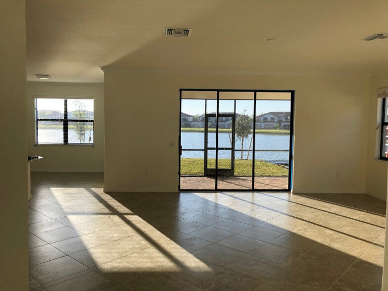 Building Photo - 1591 Santiago Cir
