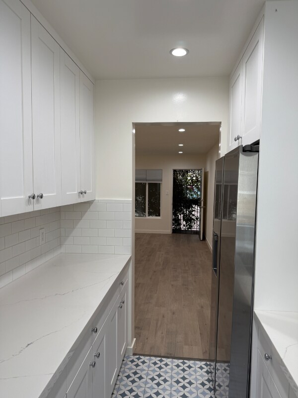 Building Photo - 2140 Beachwood Dr