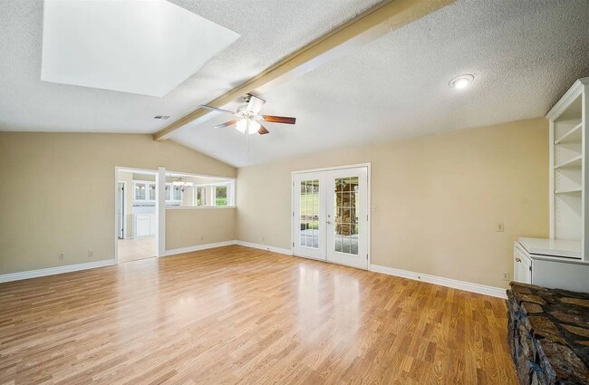 Building Photo - 1910 W 4th St S