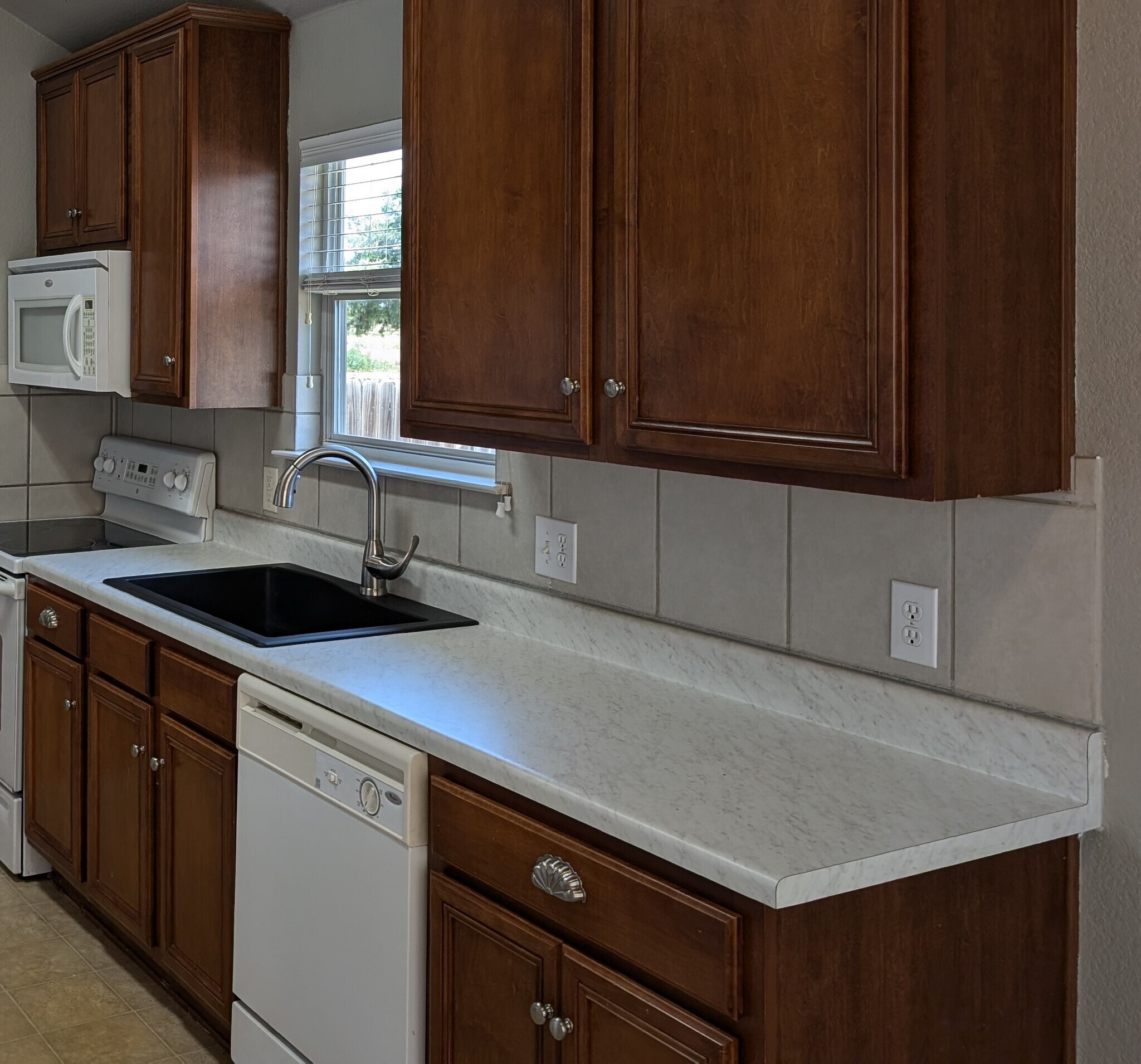 Kitchen - 525 Oxford Loop
