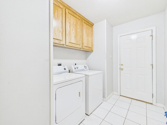 Building Photo - 3203 Von Trapp Ln