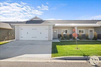 Building Photo - Super clean and Newer 2 bed 2 bath