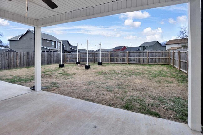 Building Photo - Pet Friendly Three Bedroom!