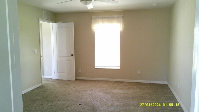 Building Photo - Available in April! Nice 3/2/2 Across From Jim Jeffers Park and Oasis North School