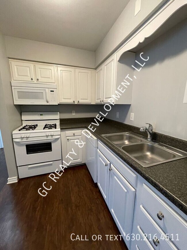 Building Photo - 13 Simpson St