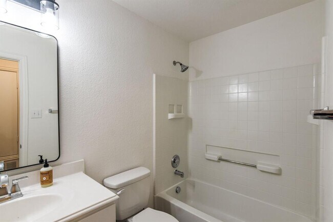 Building Photo - 2605 Cascade Cove Dr