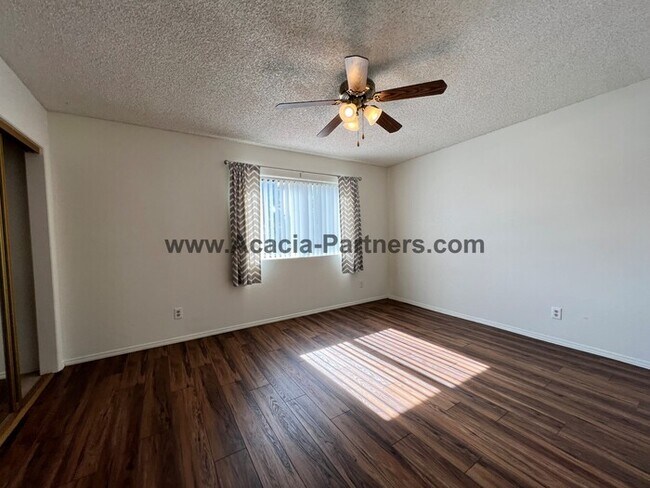 Building Photo - Three Bedroom Townhome in Coronado Ridge