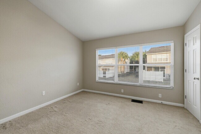 Building Photo - **Beautiful 2 Bd 2 1/2 bath Corner unit in Wynchase!!NO APPLICATION FEES