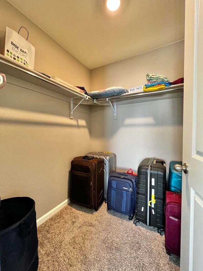 Building Photo - 4 Bed 3 Bath Available August 1st in Windsor!!!