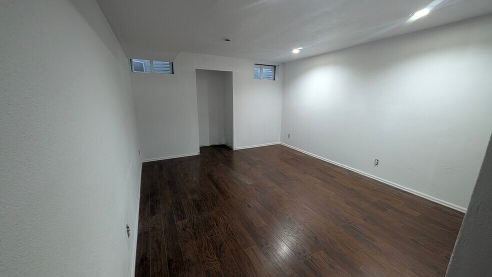 Building Photo - 1161 S Yosemite Way