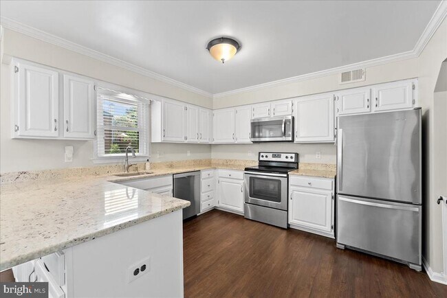 Building Photo - 4527 Sawgrass Ct