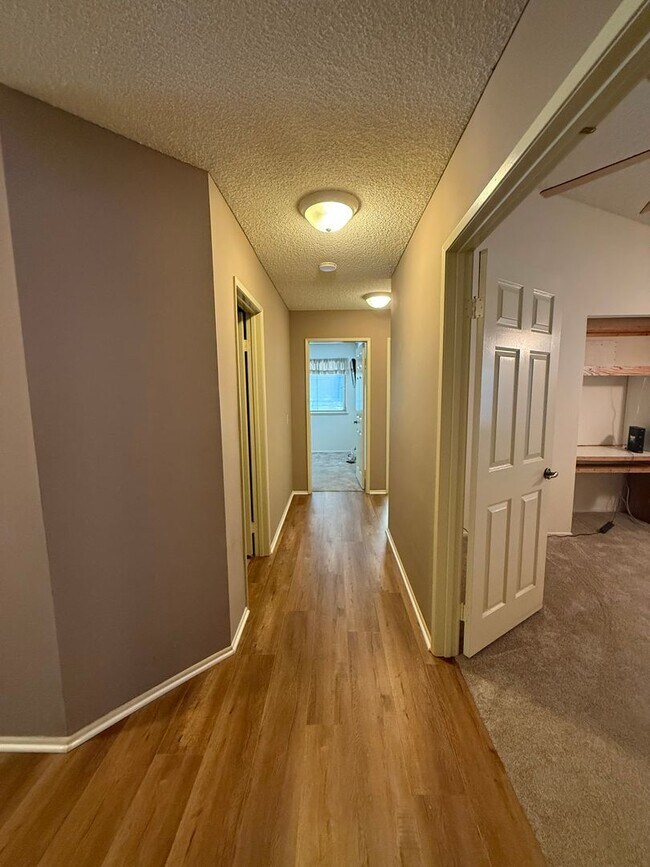 Building Photo - First time rental in a terrific East Simi Valley neighborhood.