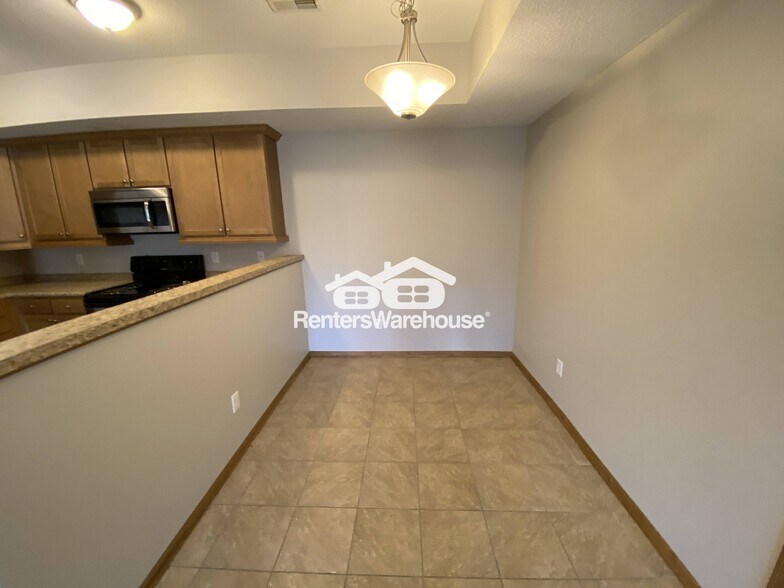 Building Photo - 2000 Meadow Ct