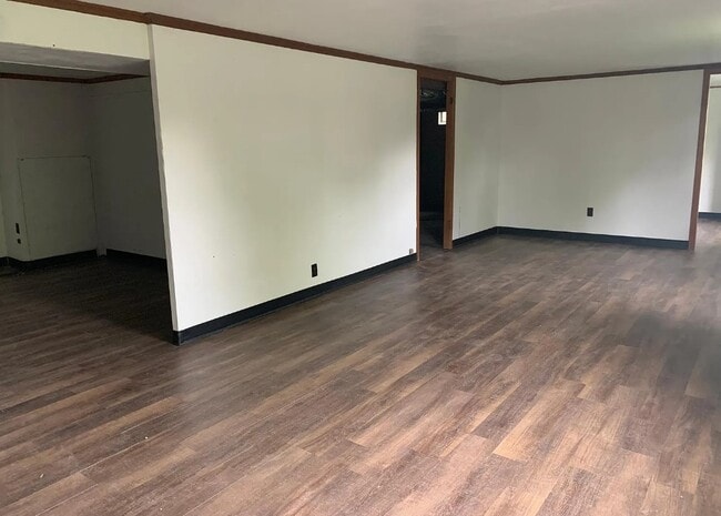 Building Photo - 1028 W 12th St