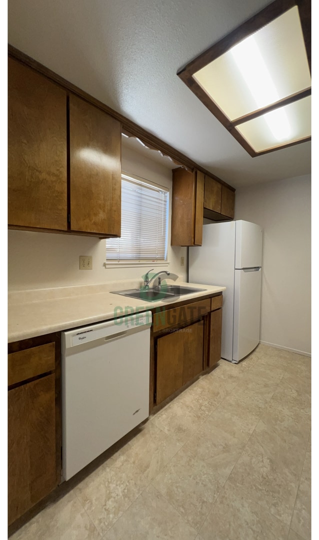 Building Photo - 2 Bedroom/2 Bath Duplex Home Ready in Modesto