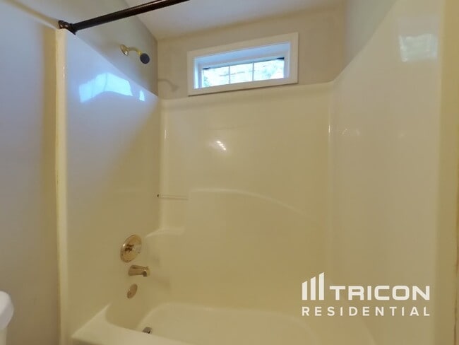 Building Photo - 7070 Springgrove Ct