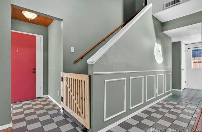 Building Photo - 420 N Cummings Ave