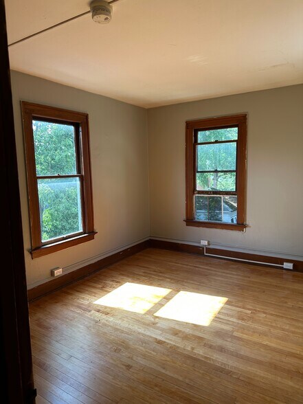 Building Photo - 287 S Winooski Ave